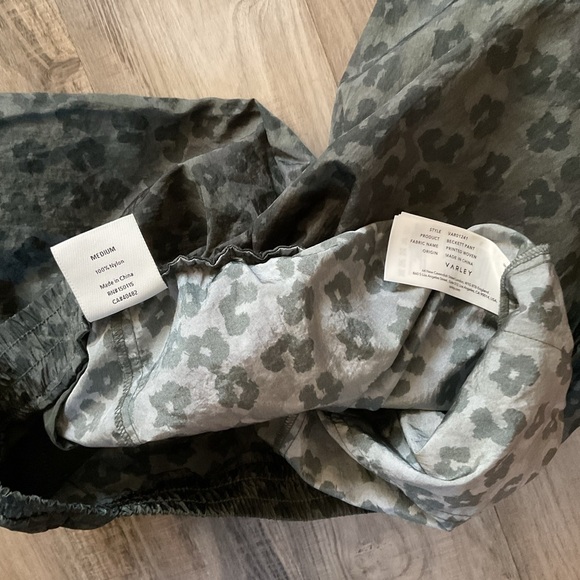 Varley Womens Beckett Pant Medium Pockets Nylon Pull On Mini Camo Floral - Picture 4 of 5